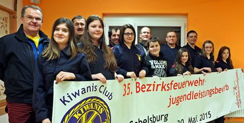 Freiwillige Feuerwehr Krems/Donau - Gobelsburg: Kiwanisclub bergibt FJ-Bewerbstransparent 